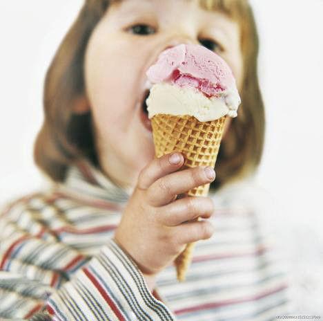 小朋友吃瓜吃冰淇淋图片,小宝贝欢乐吃瓜品冰淇淋