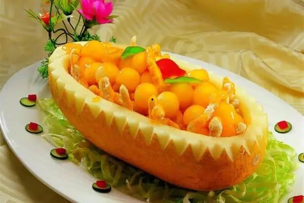 吃冰块黄金蜜瓜,冰镇黄金蜜瓜，尽享清凉甜蜜时光